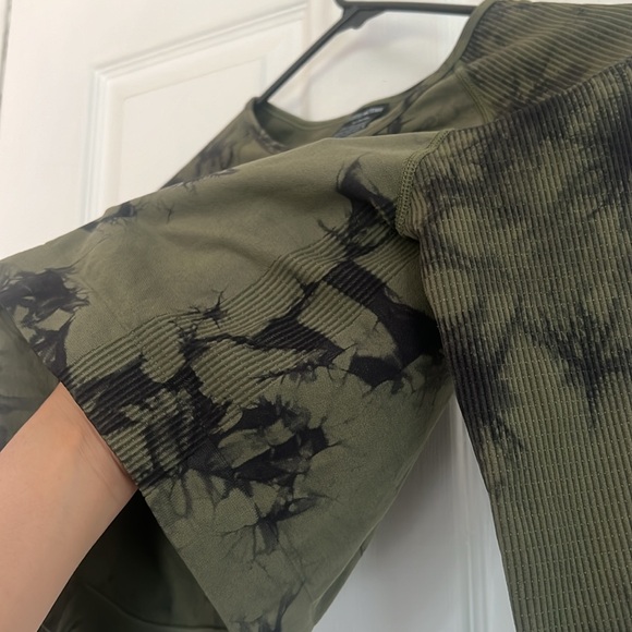 PINK ACTIVE Victoria’s Secret active top long sleeve tie dye green black top - Picture 9 of 10